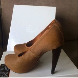 Maison Margiela size 38 or 8 hidden platform pumps in camel calf hair